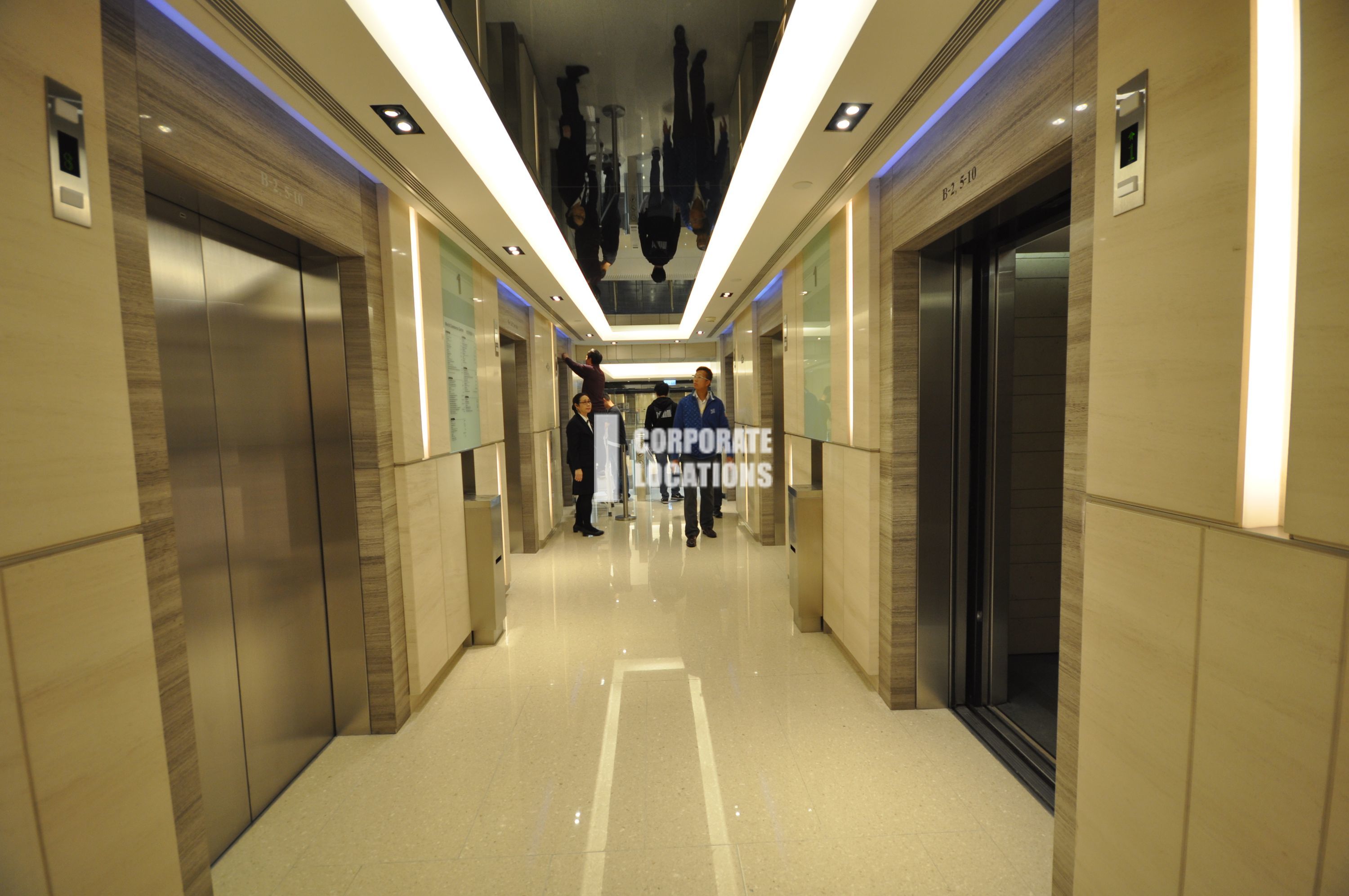 Lease offices in World Commerce Centre - Tsim Sha Tsui / Jordan